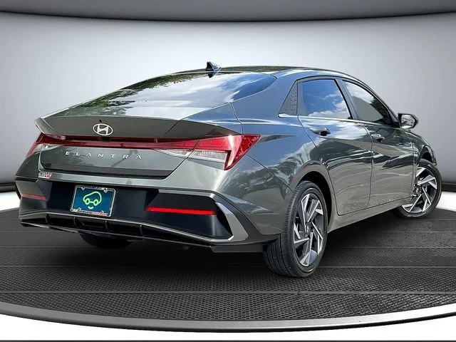 Used 2025 Gray Hyundai SEL Convenience image 7