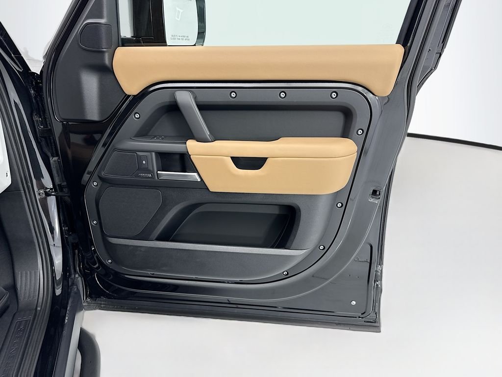 New 2026 Santorini Black LAND ROVER X-Dynamic SE image 24