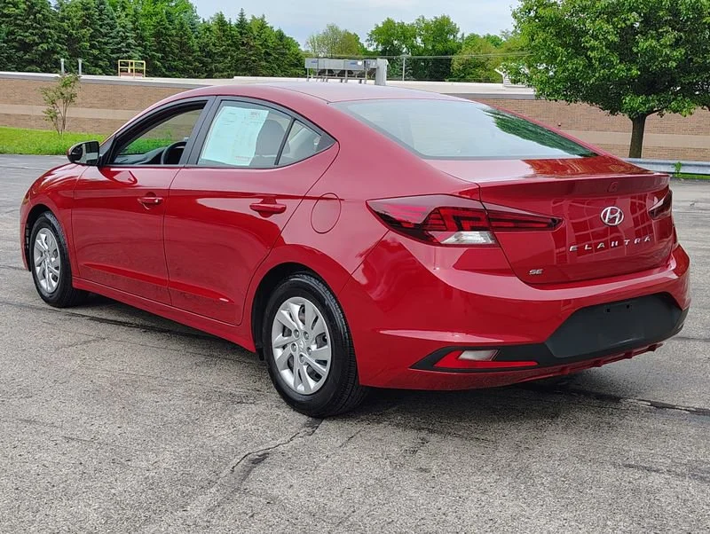Used 2020 Red Hyundai SE image 9