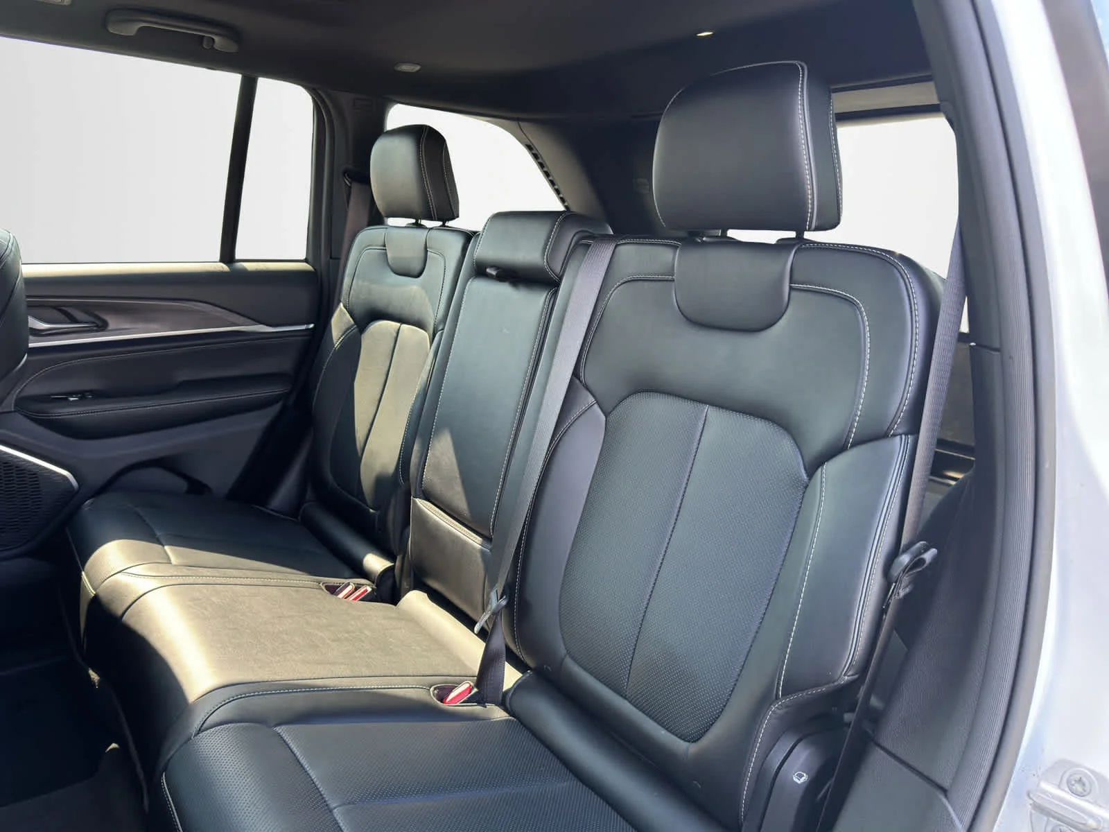 2024 Jeep Grand Cherokee Overland - Photo 12