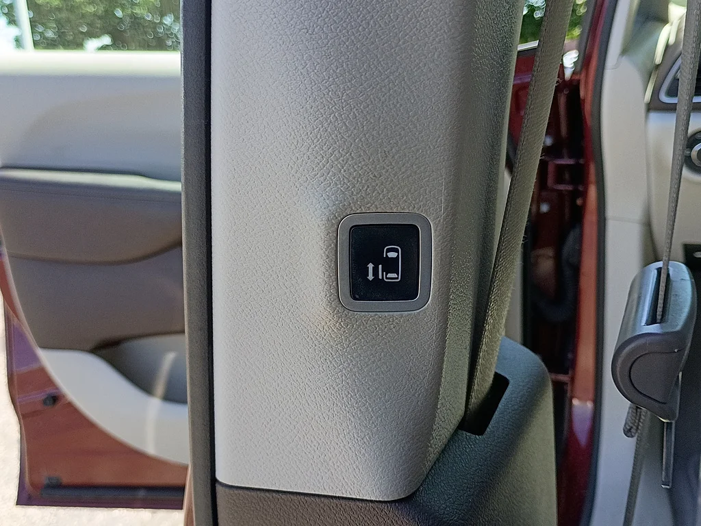 Used 2020 Velvet Red Pearl Coat Chrysler Launch Edition image 28