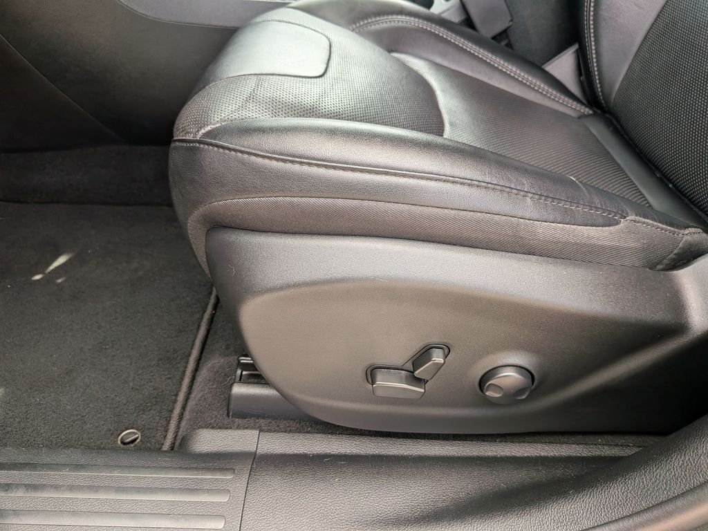 Used 2022 Gray Jeep Limited image 15