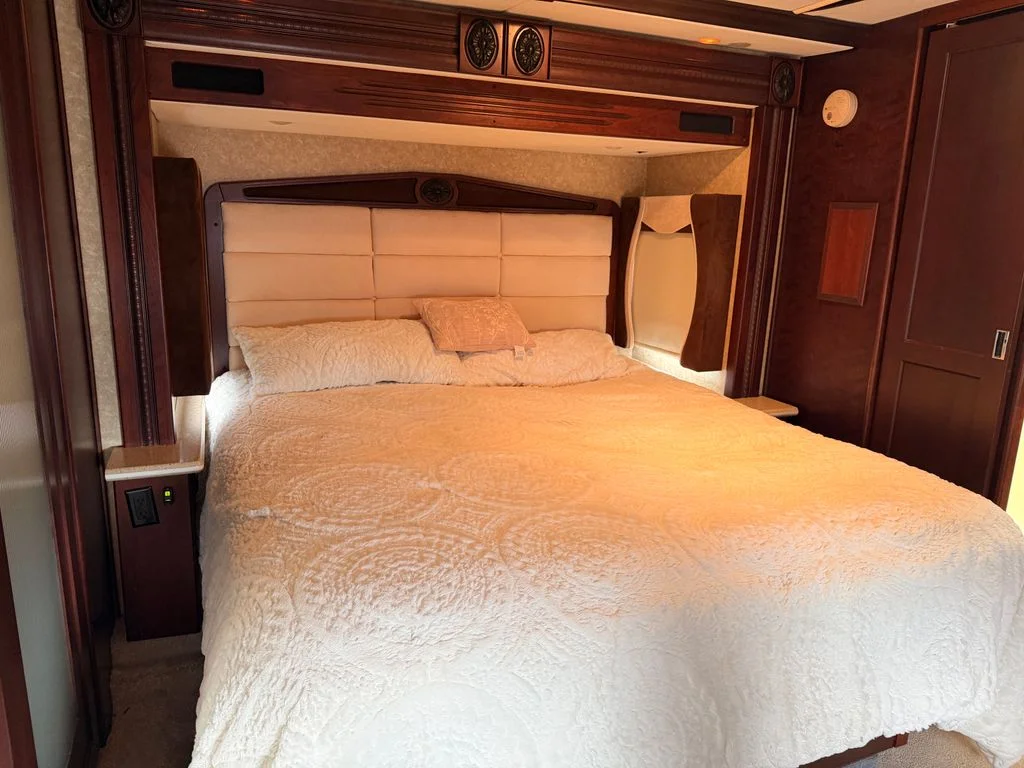 Used 2010 Black Fleetwood 42T image 25