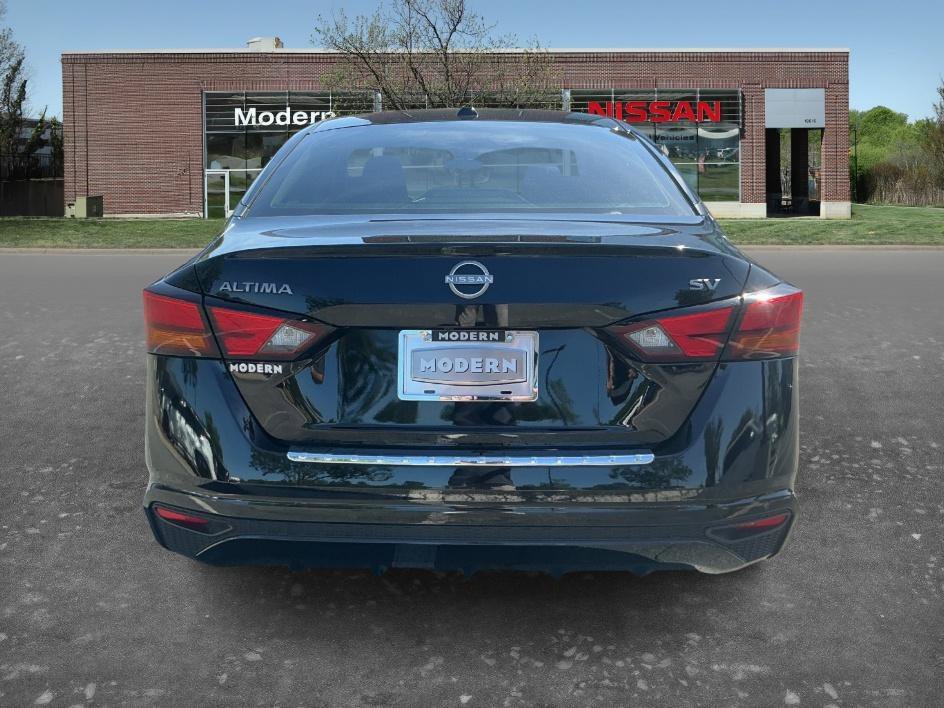 Used 2024 Super Black Nissan 2.5 SV image 3