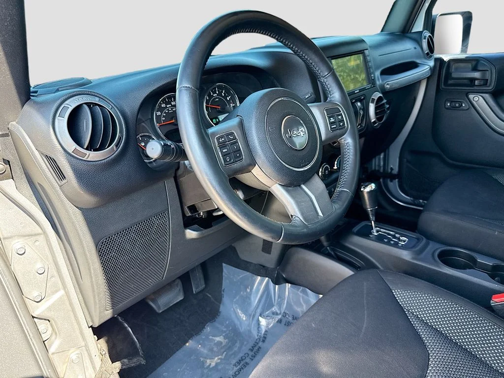 Used 2016 Billet Silver Metallic Clearcoat Jeep Black Bear image 9