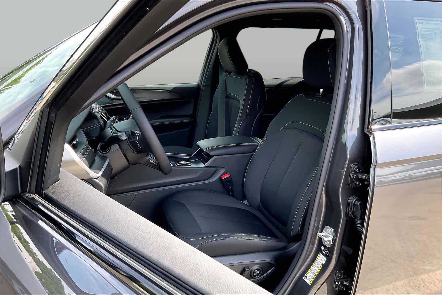 New 2026 Baltic Gray Metallic Clear-Coat Exterior Paint Jeep Laredo X image 9