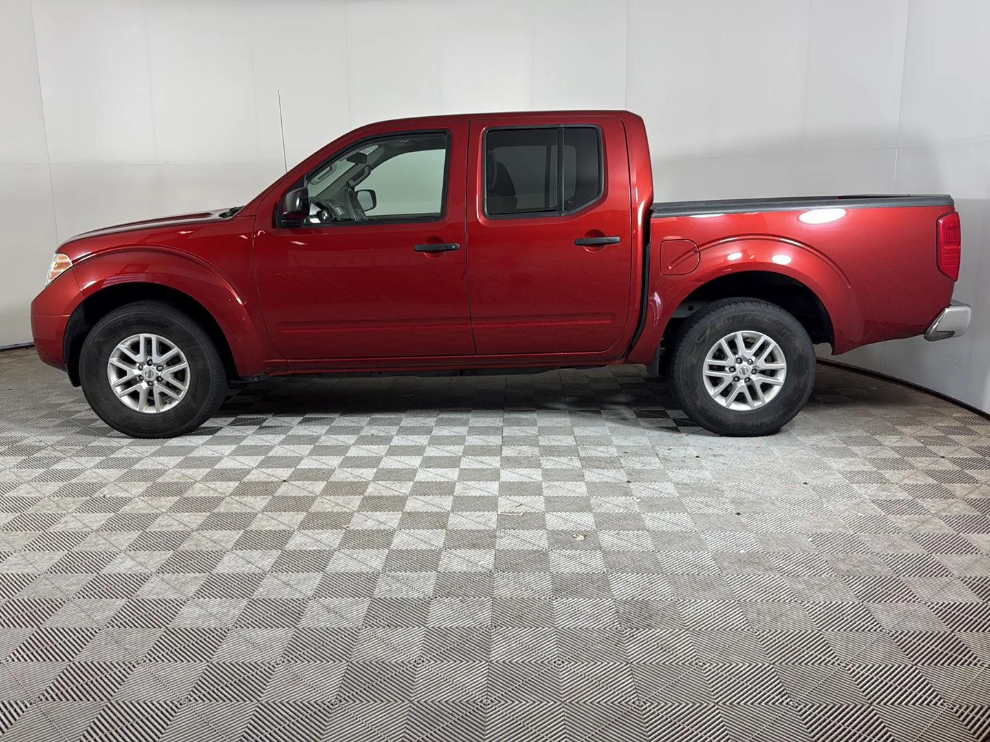 Used 2014 Lava Red Nissan SV image 4