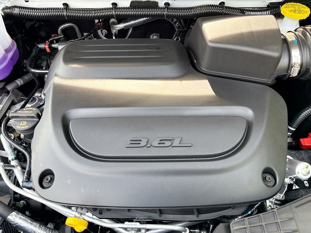 New 2027 Bright White Clear-Coat Exterior Paint Chrysler Limited image 36