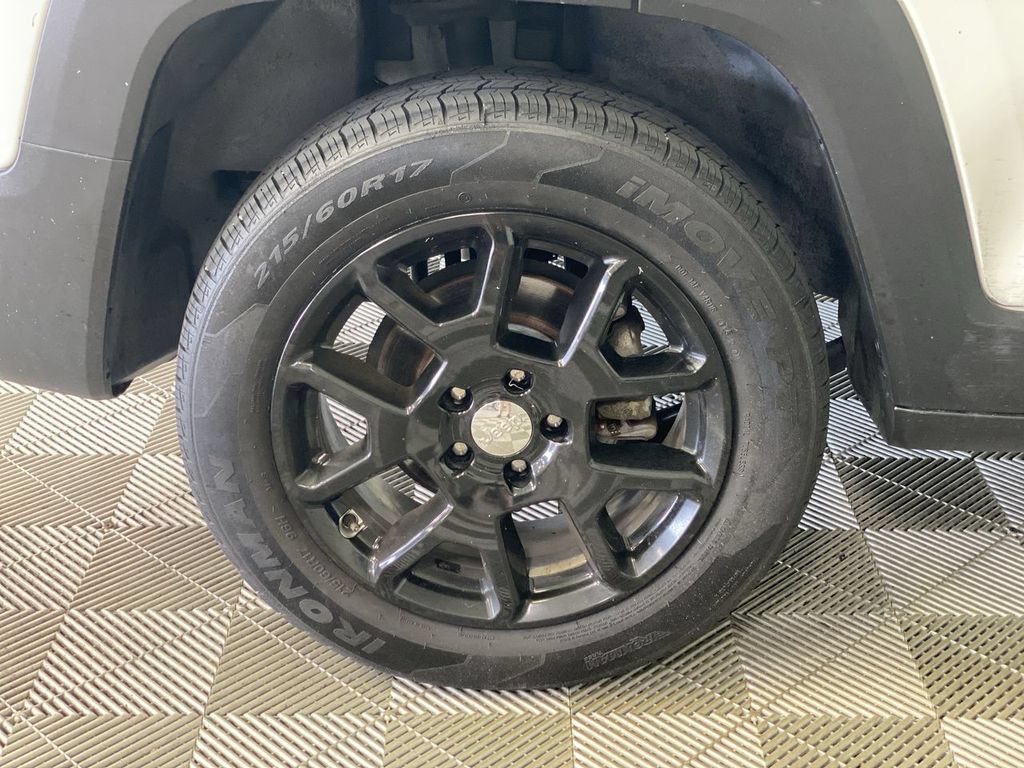 Used 2021 White Jeep Latitude 4x4 image 18