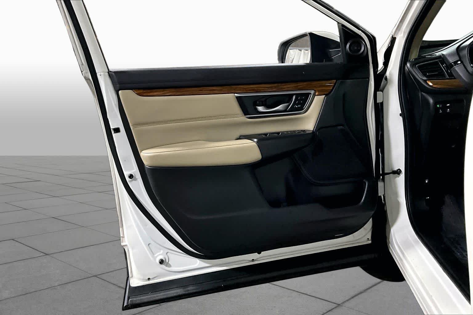 Used 2018 White Diamond Pearl Honda EX-L image 22