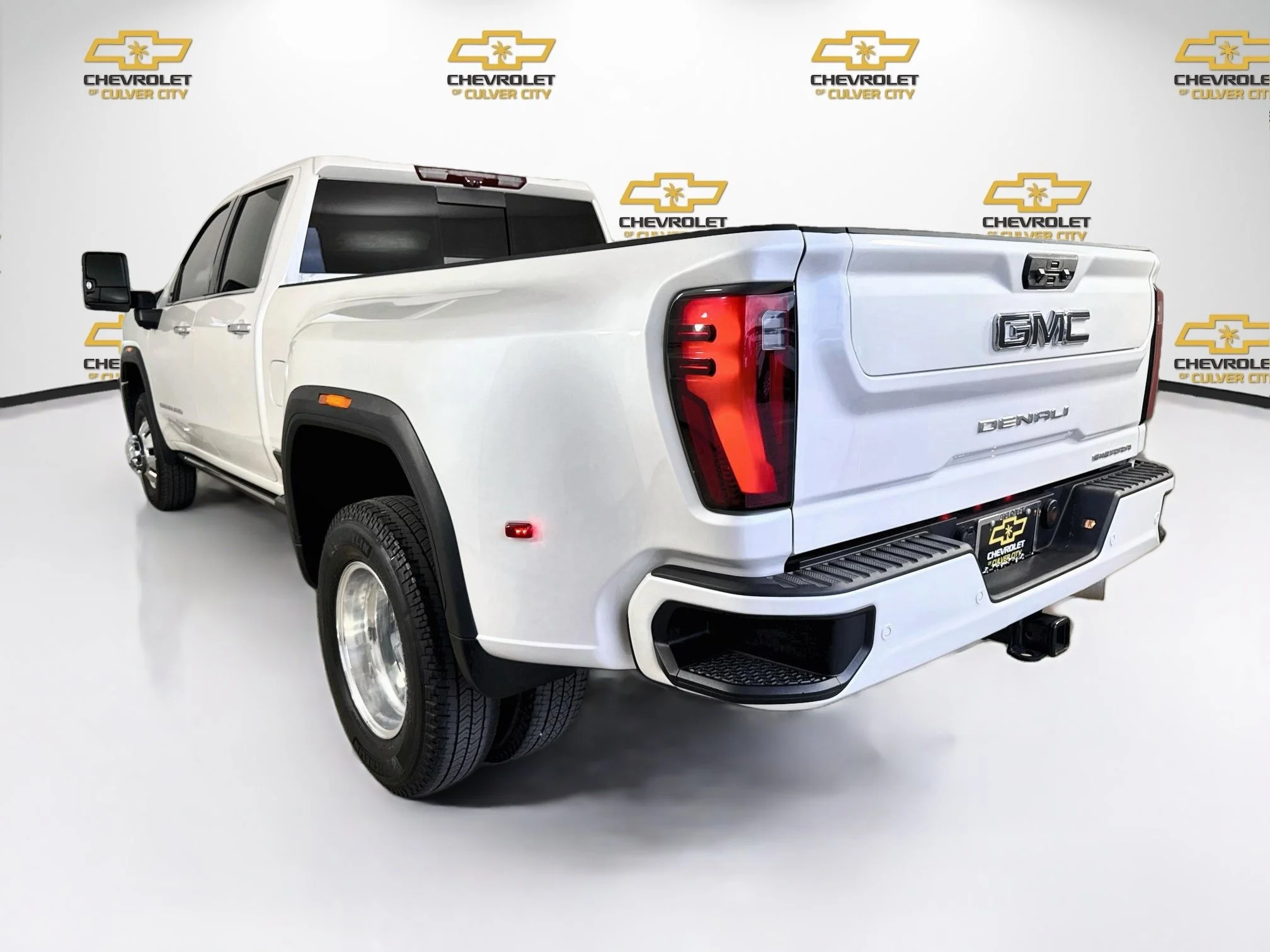 Used 2024 White Frost Tricoat GMC Denali Ultimate DRW image 6