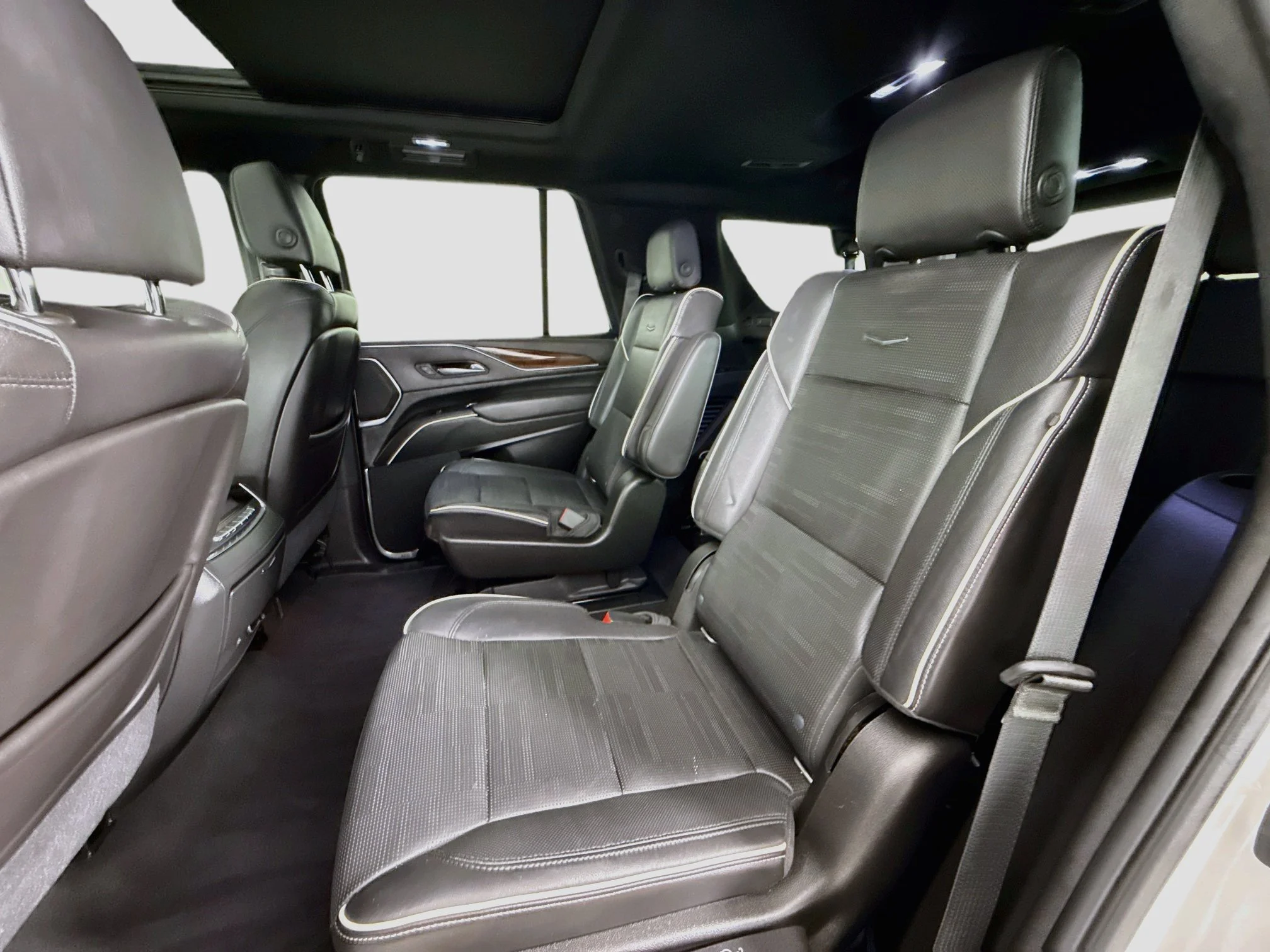 Used 2021 CRYSTAL WHITE TRICOAT Cadillac Premium Luxury image 28