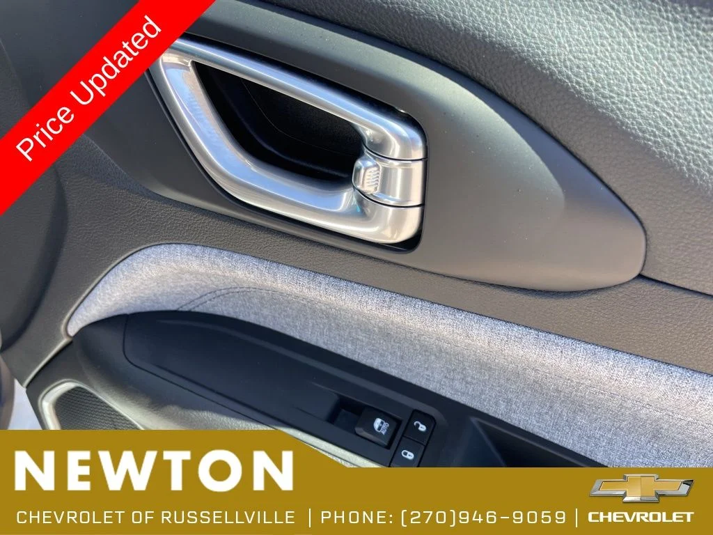 Used 2025 Bright White Clearcoat Jeep Latitude image 30