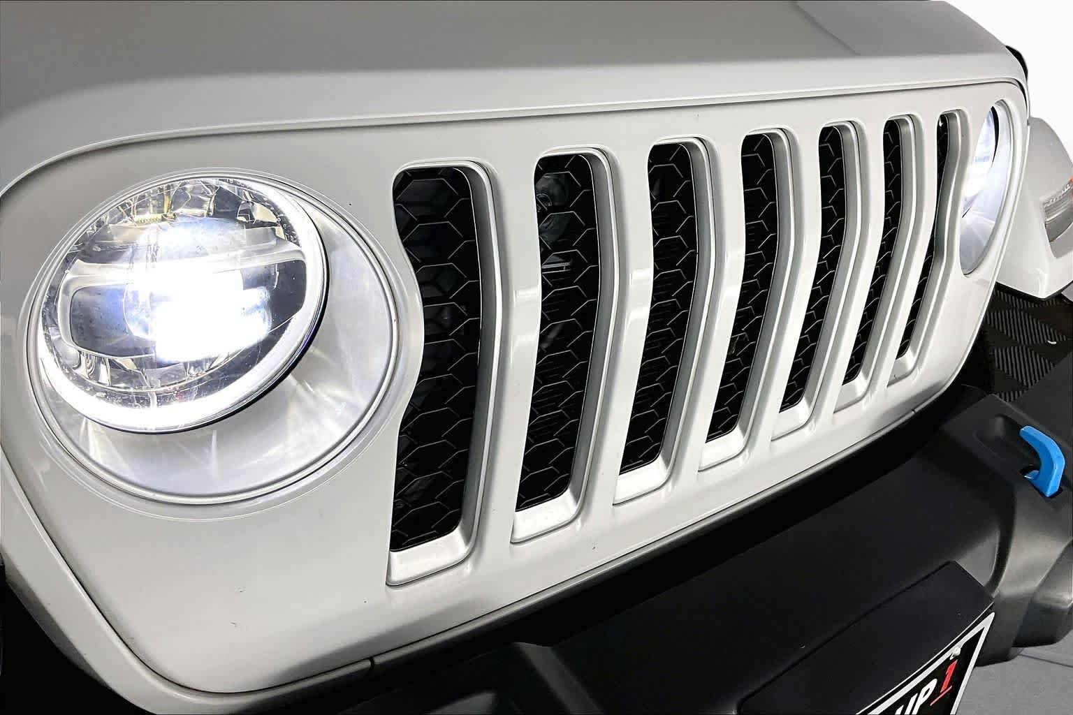 Used 2022 Bright White Clearcoat Jeep Unlimited Sahara image 28