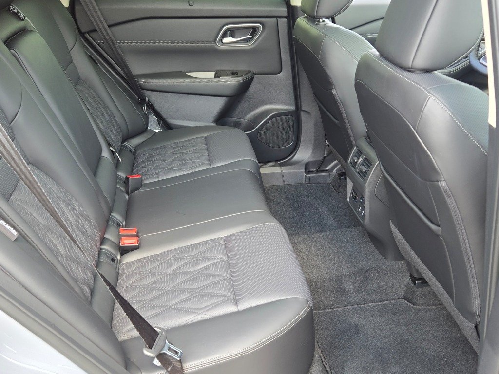 New 2026 Boulder Gray Pearl / Super Black Two-tone Nissan Platinum image 9