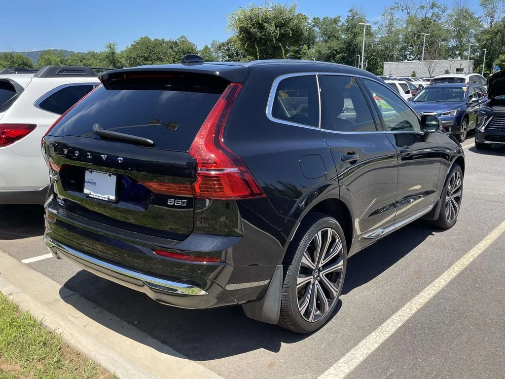 Used 2023 Onyx Black Metallic Volvo Ultimate Bright Theme image 4