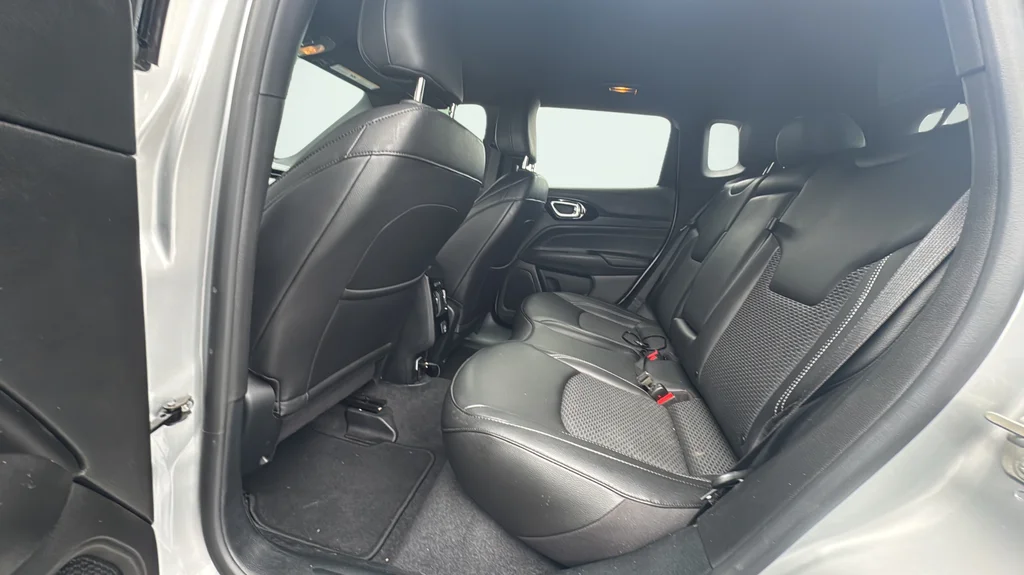 Used 2024 Silver Jeep Latitude image 13