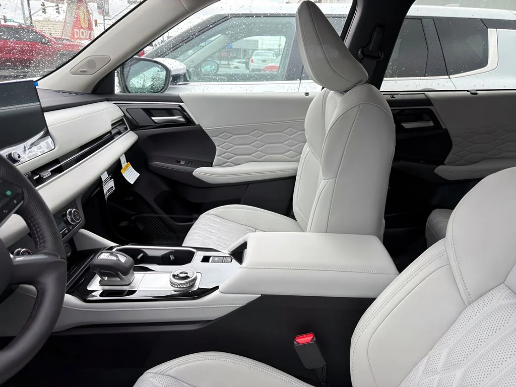 New 2026 Black Diamond Mitsubishi SEL image 5