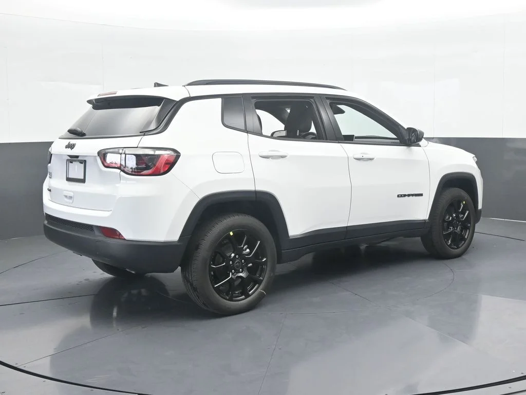 New 2026 Bright White Clear-Coat Exterior Paint Jeep Latitude image 6