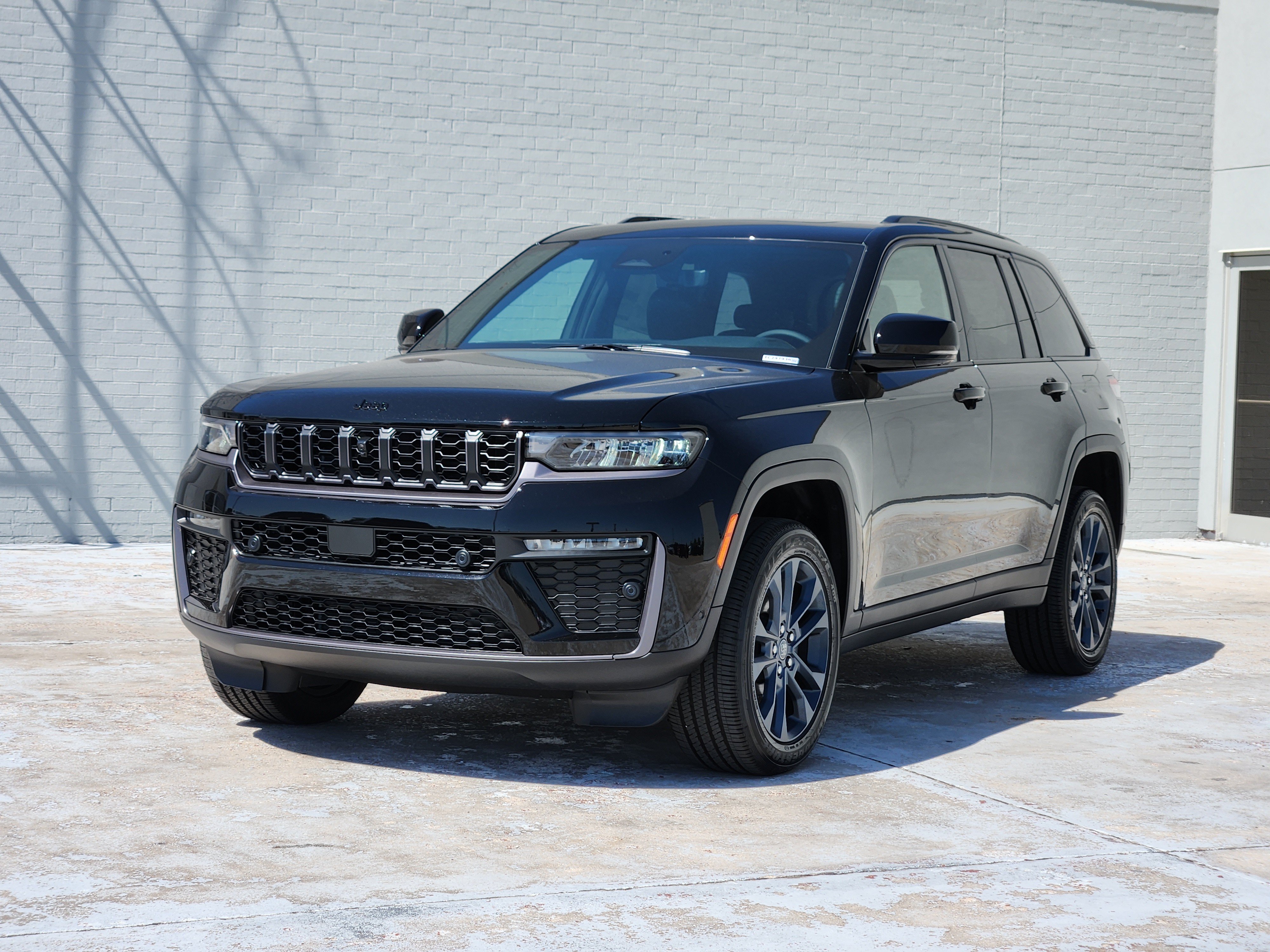 New 2026 Diamond Black Crystal Pearl-Coat Exterior Paint Jeep 85th Anniversary Edition image 2