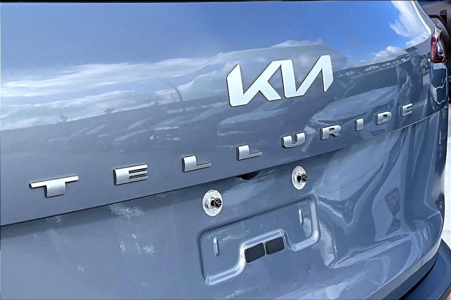 Used 2022 Everlasting Silver Kia LX image 29