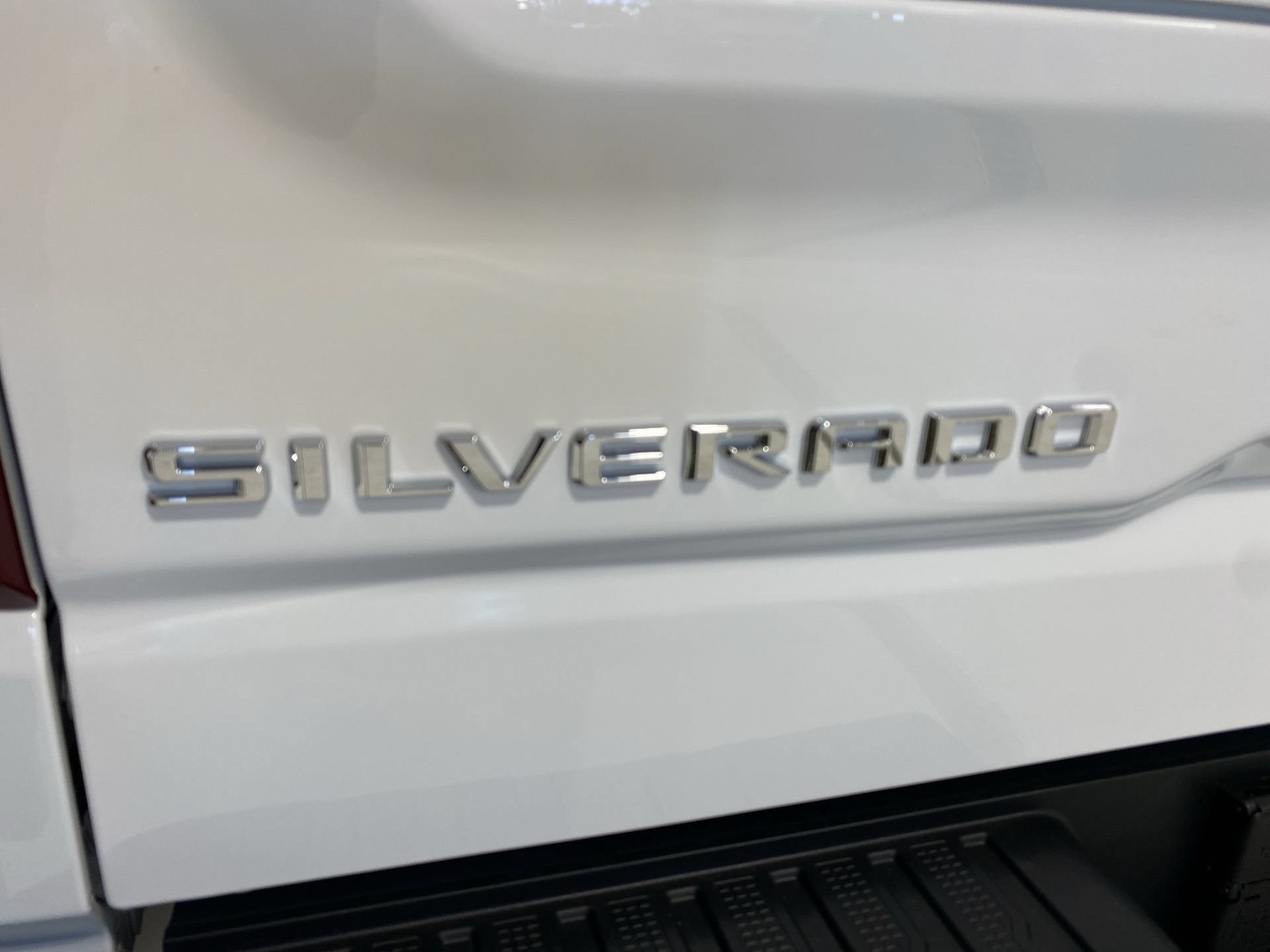 New 2026 Summit White Chevrolet ZR2 image 31