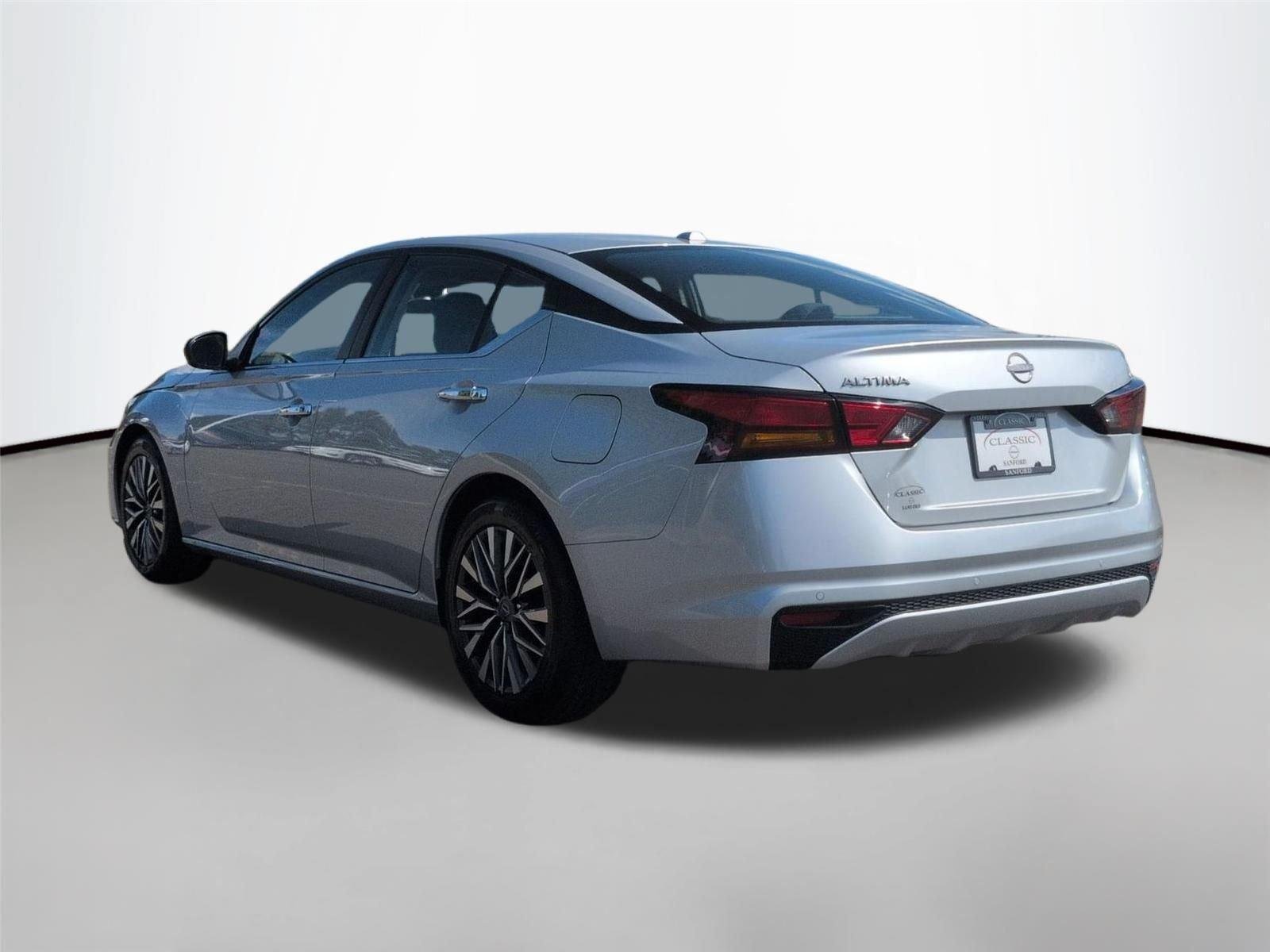 Used 2025  NISSAN SV image 3