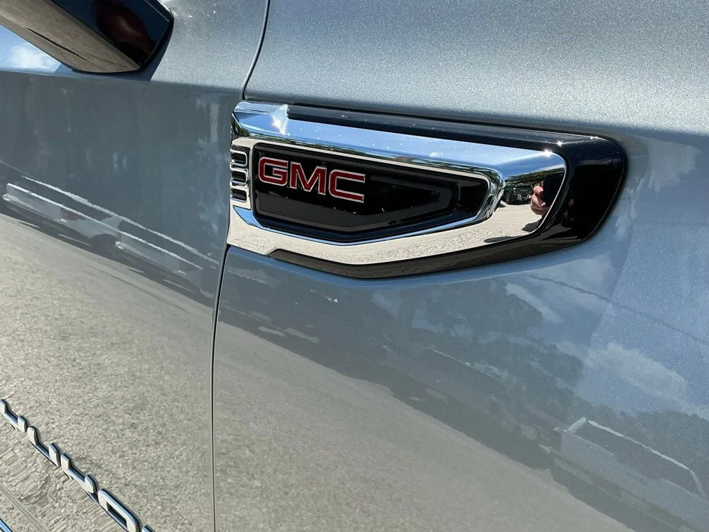 Used 2025 Silver GMC Elevation image 17