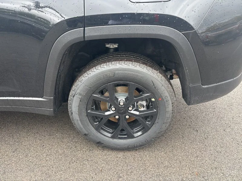 New 2026 Diamond Black Crystal Pearl-Coat Exterior Paint Jeep Laredo Altitude image 28