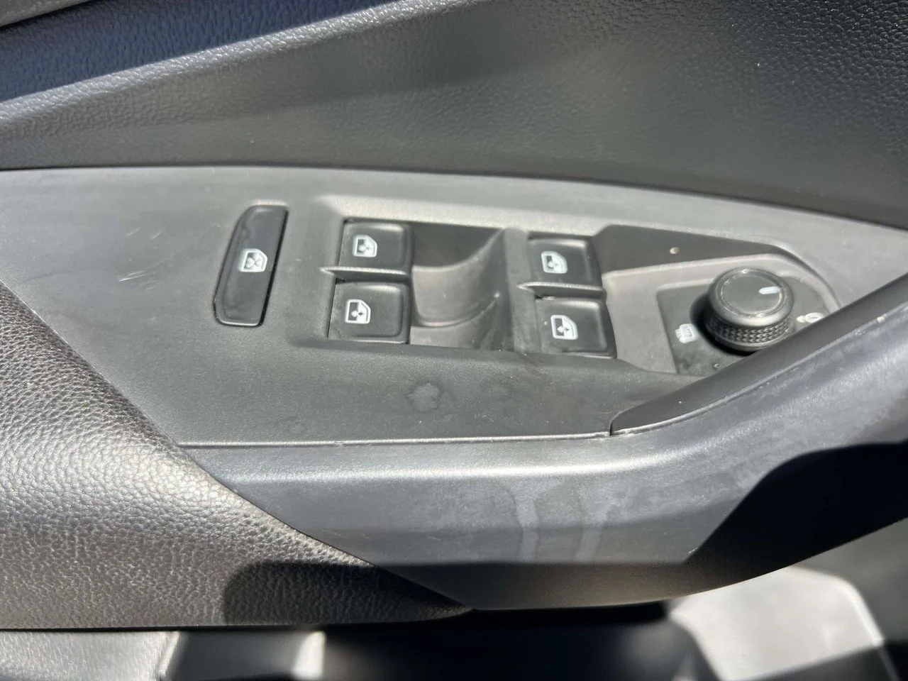 Used 2019 Deep Black Volkswagen 1.4T R-Line image 30