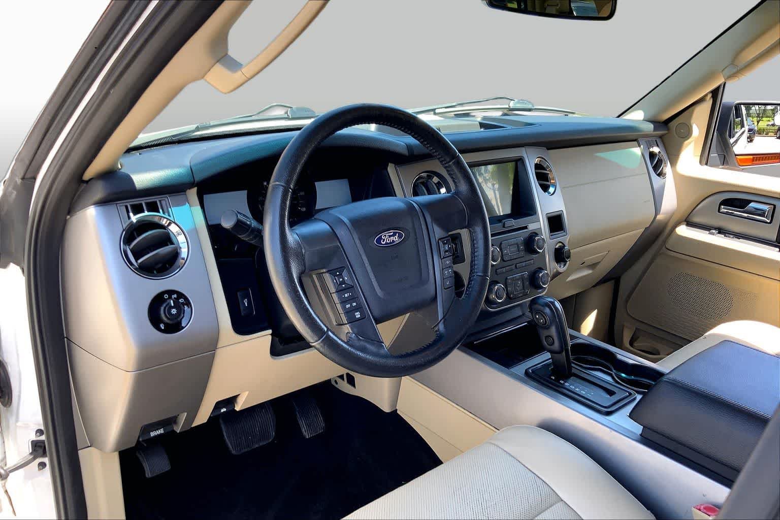 Used 2017 White Platinum Metallic Tri-Coat Ford XLT image 17