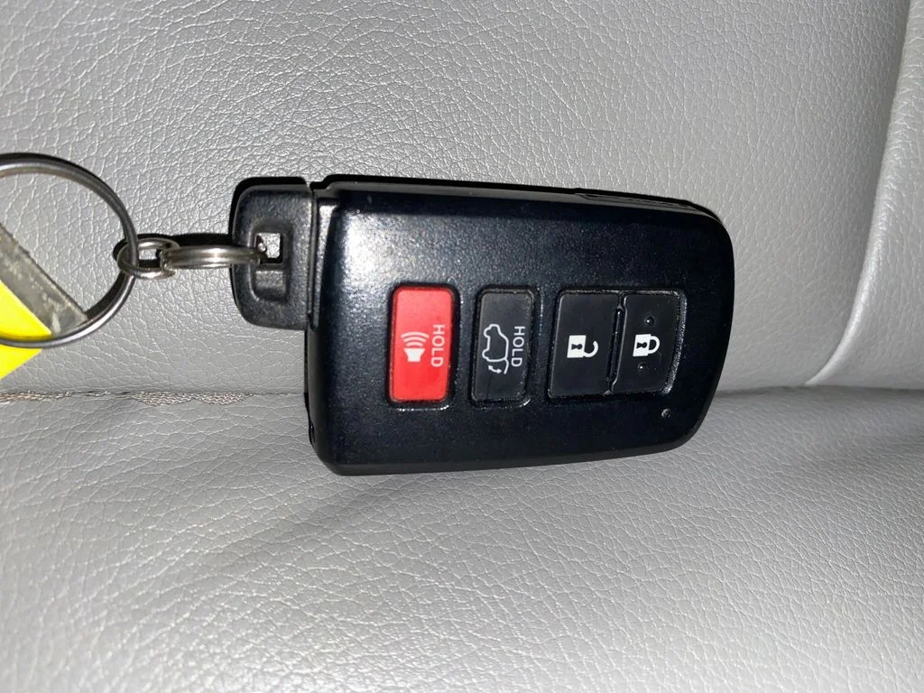Used 2017 White Toyota Platinum image 31