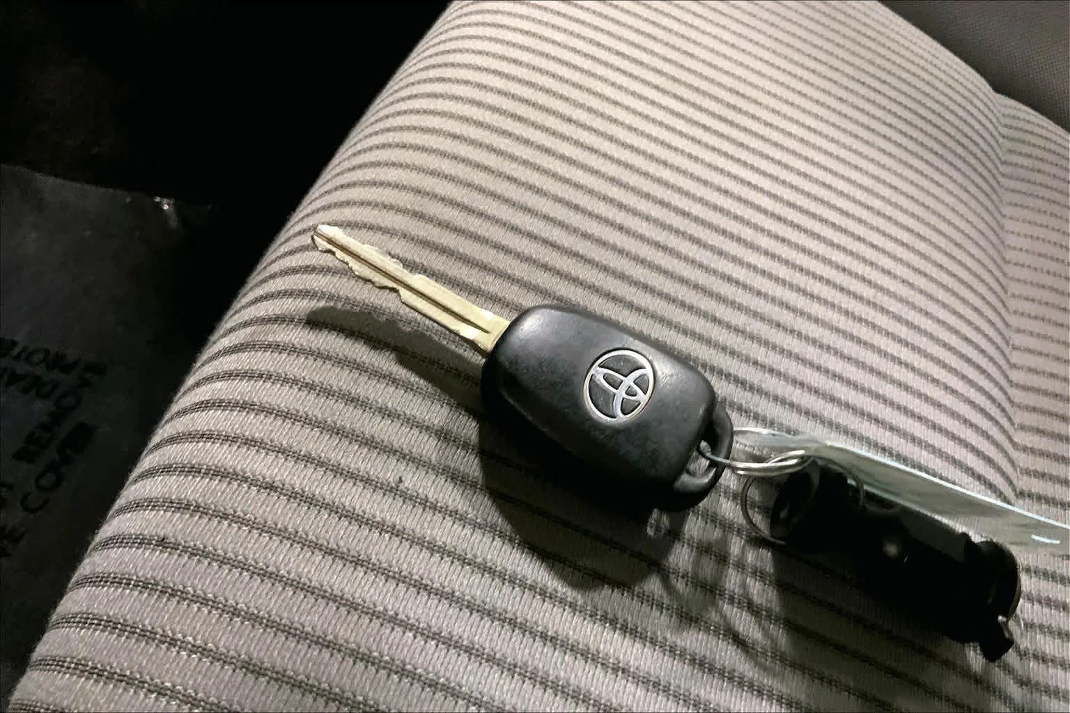 Used 2013 Classic Silver Metallic Toyota LE image 15
