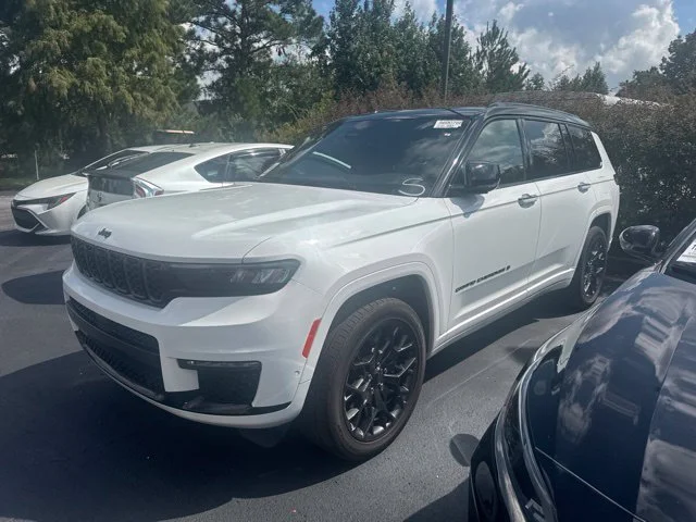 Used 2025 White Jeep Summit image 1