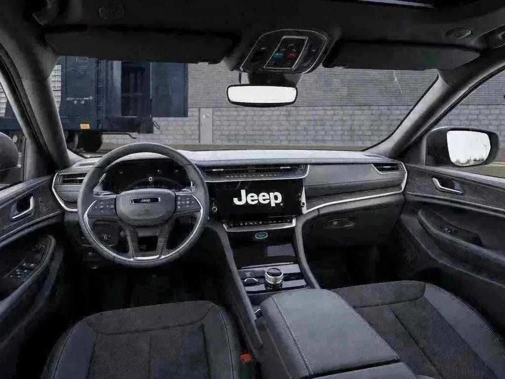 New 2026 Silver Zynith Exterior Paint Jeep Altitude image 63