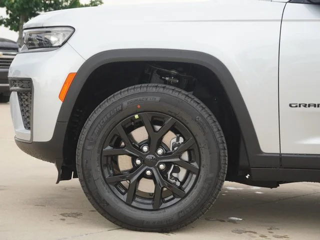 New 2026 Silver Zynith Jeep Altitude image 5