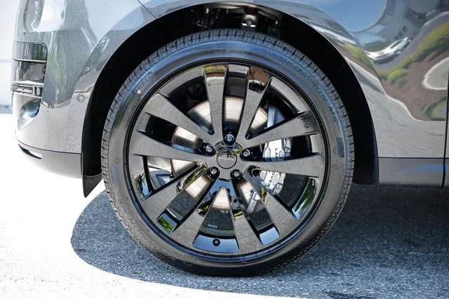 New 2026 Carpathian Grey Land Rover SE image 4