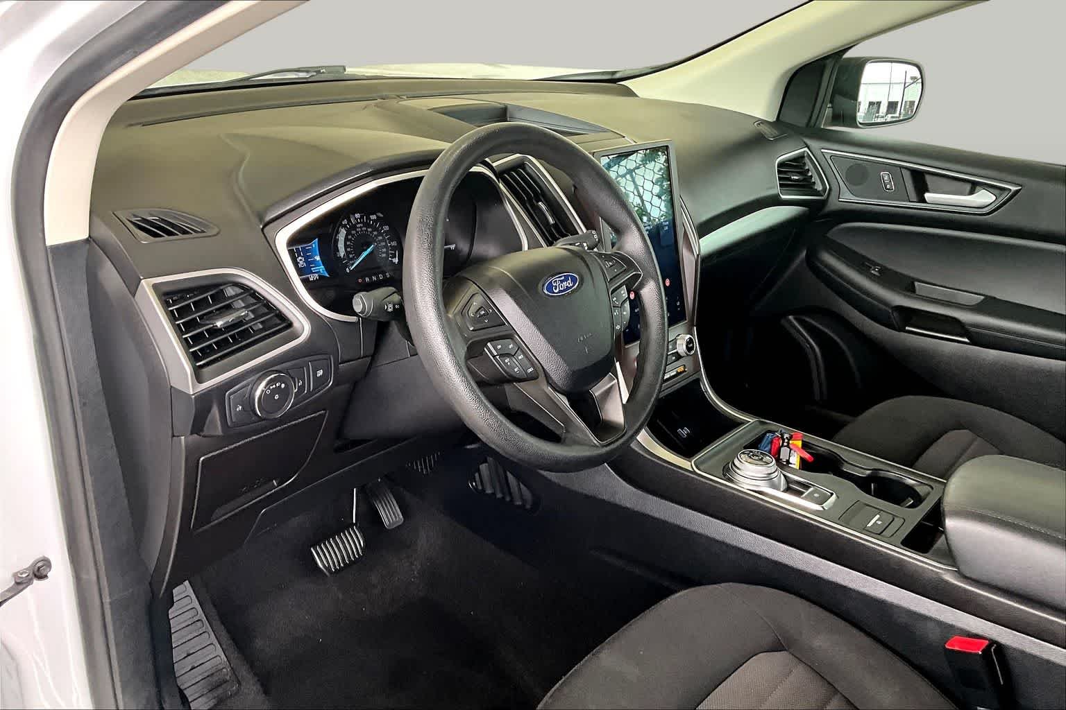 Used 2021 Oxford White Ford SE image 16
