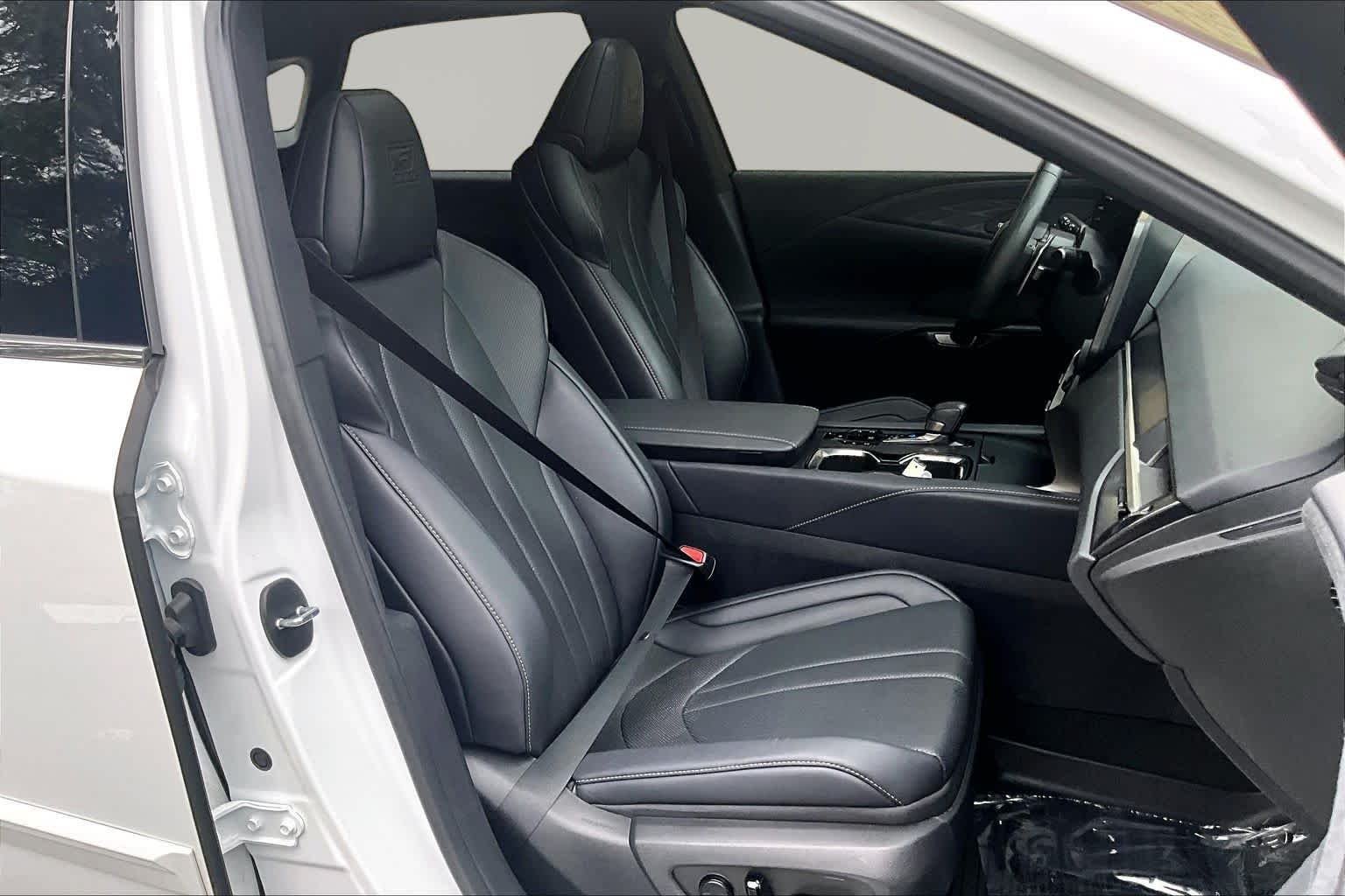 Used 2024 Ultra White Lexus F SPORT Handling image 9