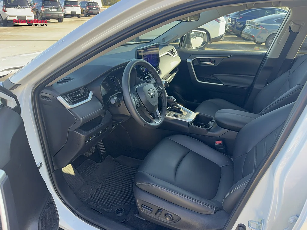Used 2024  Toyota XLE Premium image 18