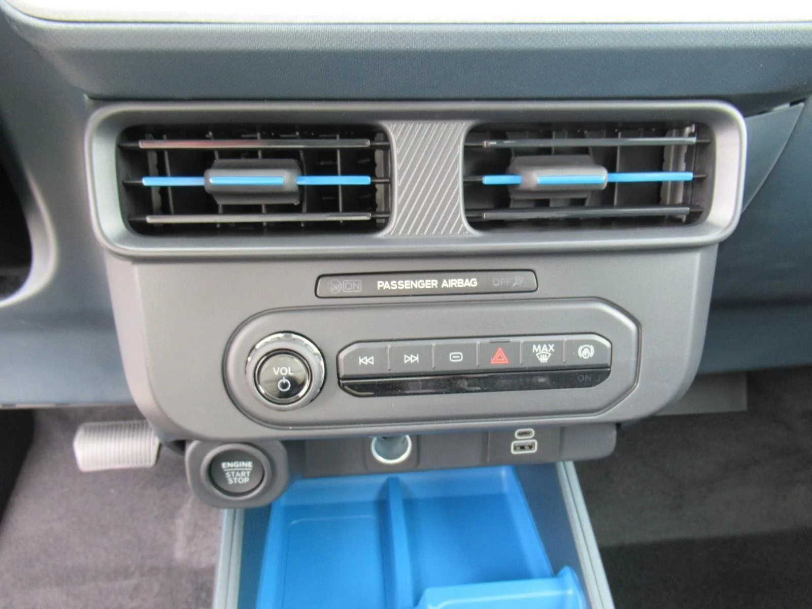 New 2026 Space White Metallic Ford XLT image 24