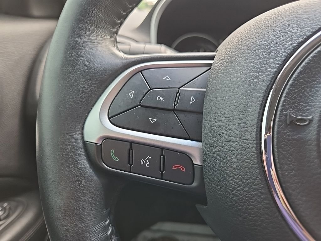 Used 2018 White Jeep Latitude image 37
