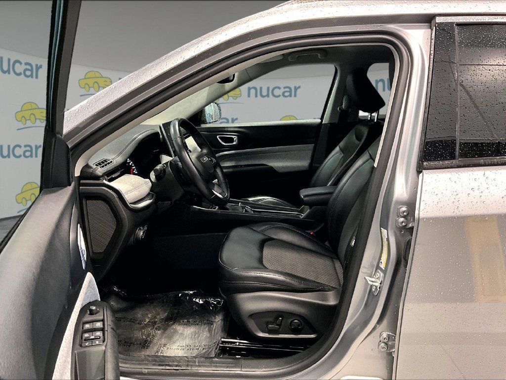 Used 2022 Silver Jeep Latitude image 10