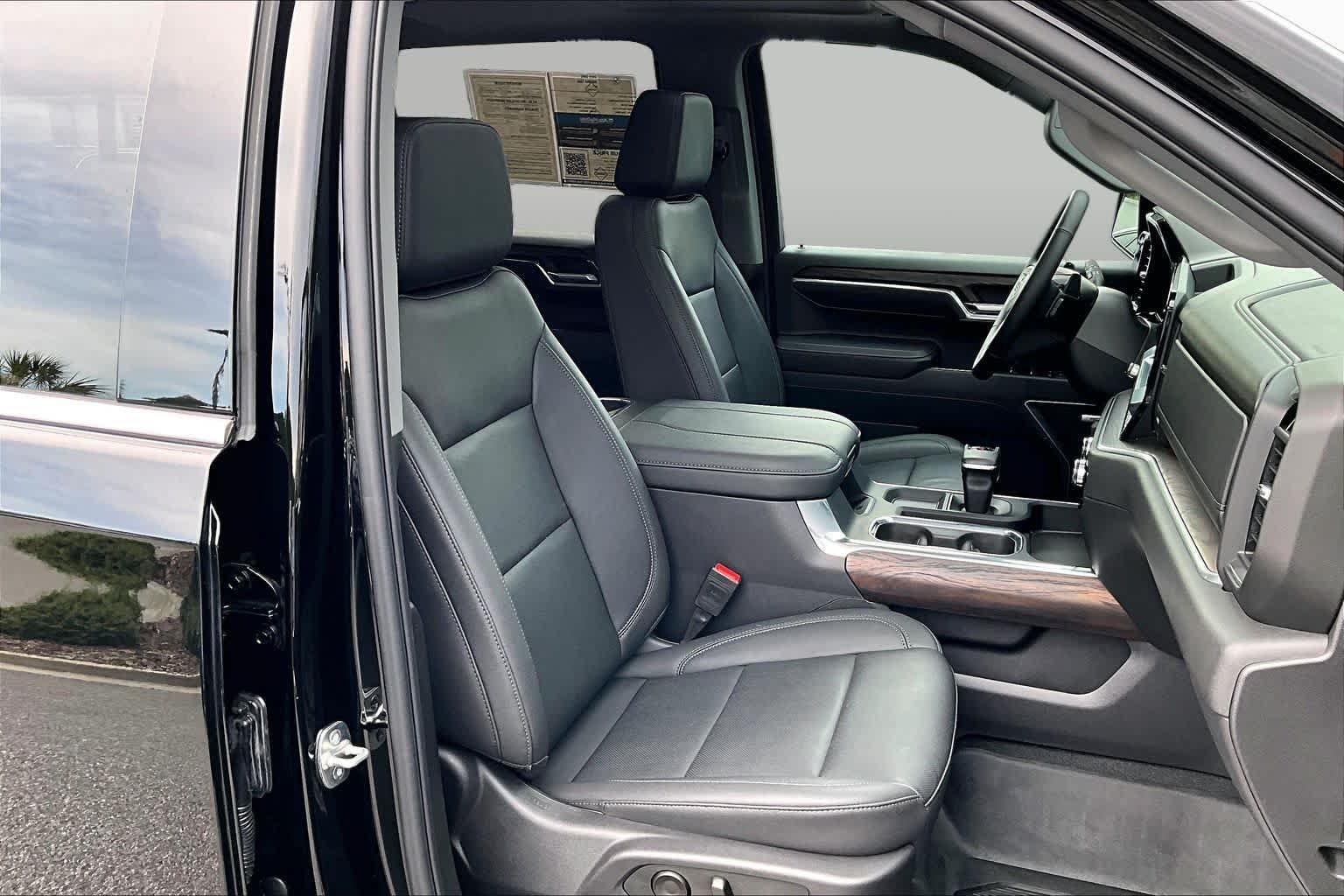 Used 2025 Onyx Black GMC SLT image 9