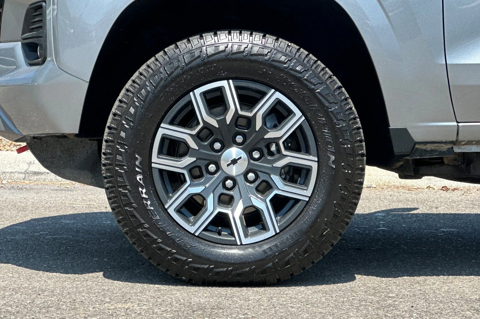 Used 2023 Gray Chevrolet Z71 image 24