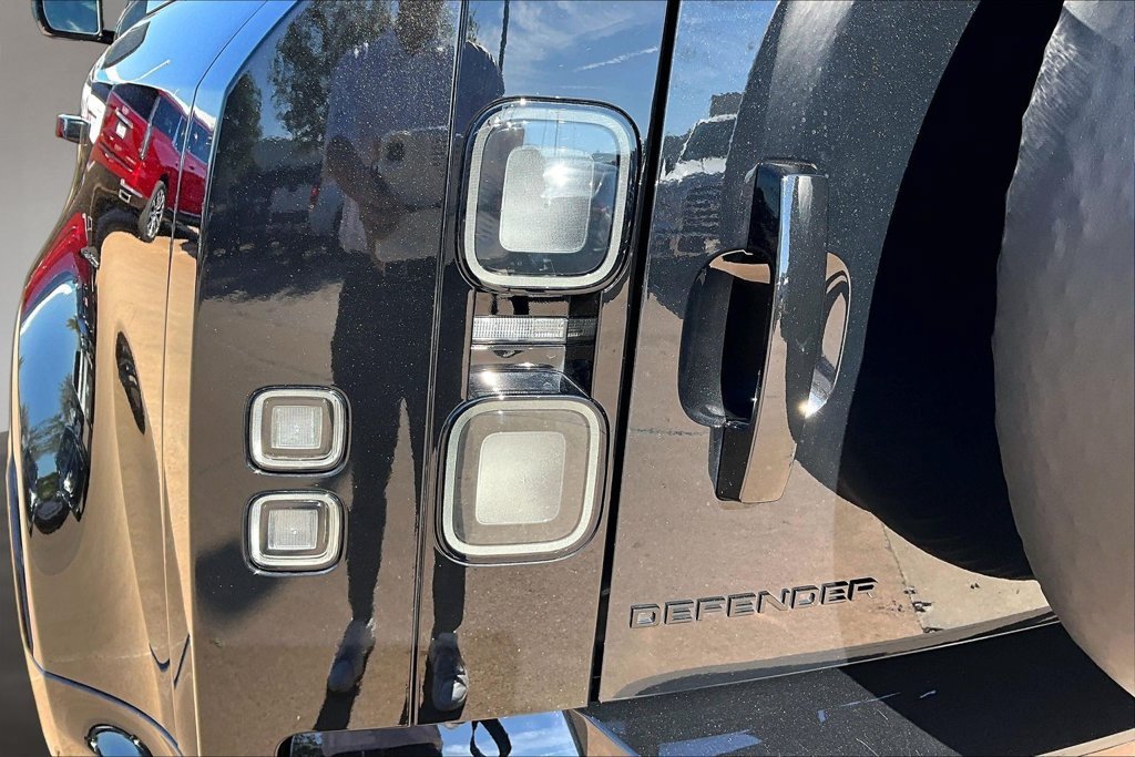 Used 2026 Black Land Rover X-Dynamic SE image 30