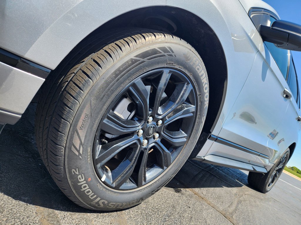 Used 2024 Iconic Silver Metallic Ford SE image 9