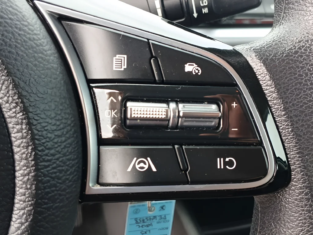 Used 2023 White Kia LXS image 22