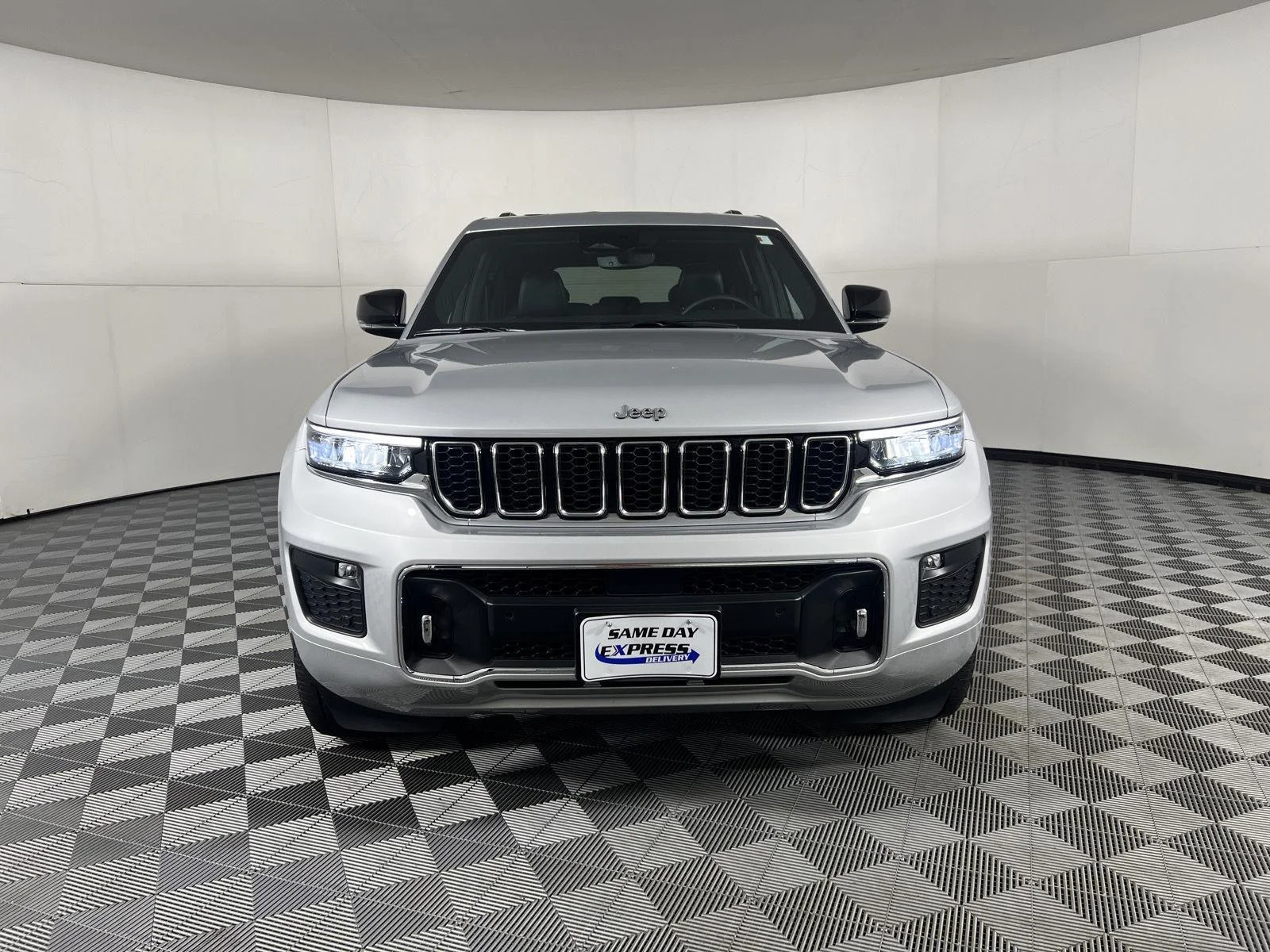 Used 2022 Silver Zynith Jeep Overland image 2