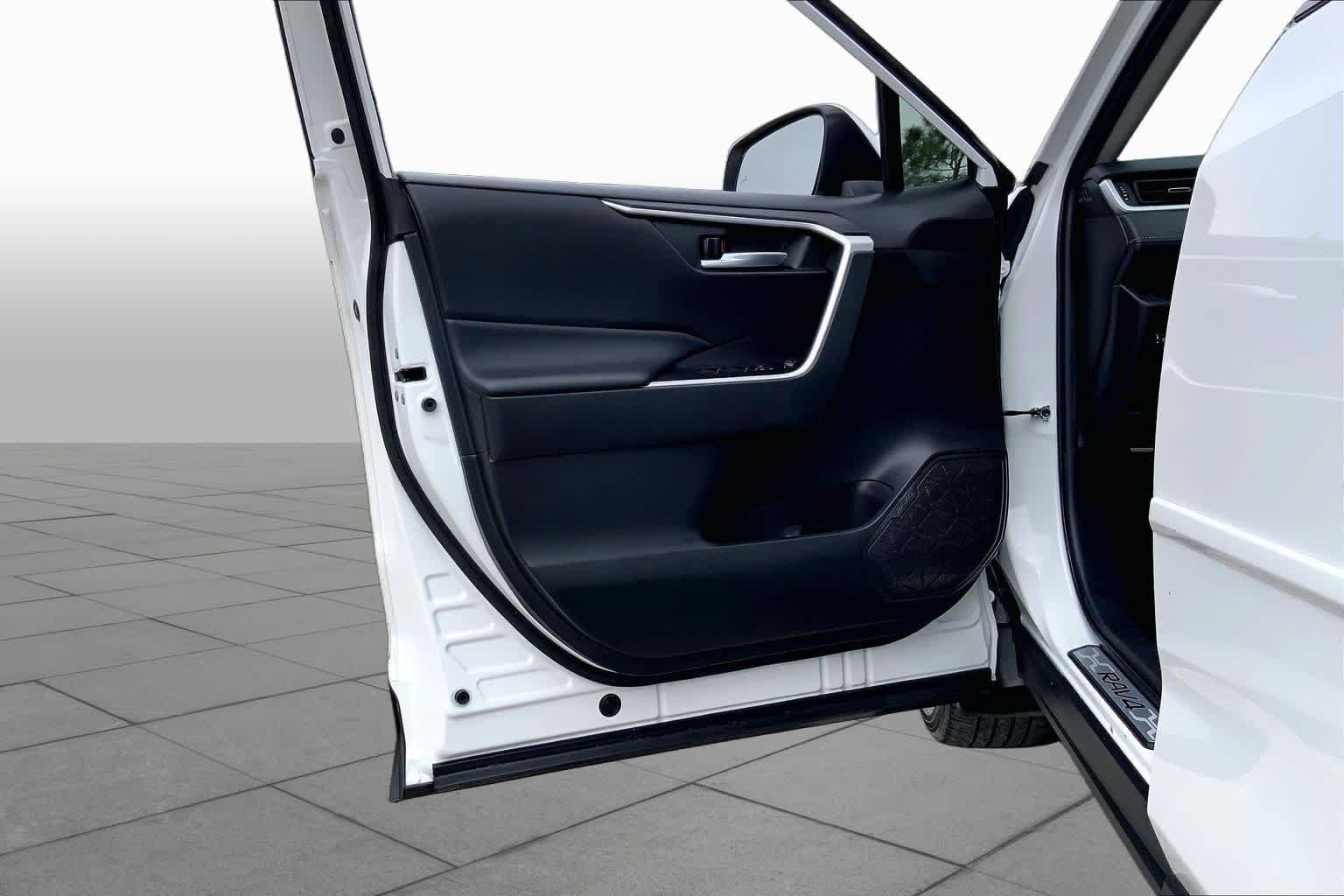 Used 2023 Wind Chill Pearl Toyota XLE Premium image 21